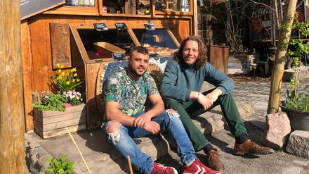 Wael Zefzef (links) ist gehörlos und Auszubildender in der Bäckerei „Backpfeife“ in Friedrichshain. Inhaber Mattis Hapering (rechts) leitet ihn an.