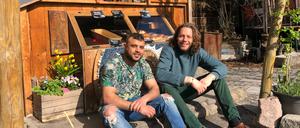 Wael Zefzef (links) ist gehörlos und Auszubildender in der Bäckerei „Backpfeife“ in Friedrichshain. Inhaber Mattis Hapering (rechts) leitet ihn an.