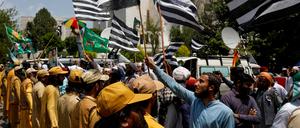 Regierungsanhänger demonstrieren gegen die Freilassung von Imran Khan.