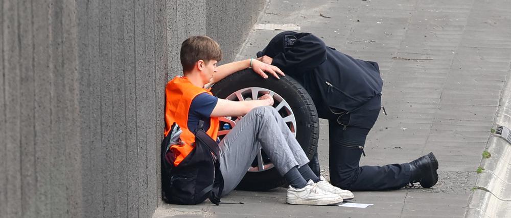 Mit einer Hand klebt dieser Demonstrant noch an der Felge.