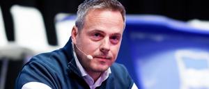 14.05.2023, Berlin: Fußball: Bundesliga, Hertha BSC, Mitgliederversammlung in der Messe Berlin. Herthas Präsident Kay Bernstein sitzt auf der Treppe zur Bühne. (zu dpa: «Hertha im Krisenmodus: Bernstein blickt voraus, Dardai als Kronzeuge») Foto: Jean-Marc Wiesner/dpa +++ dpa-Bildfunk +++