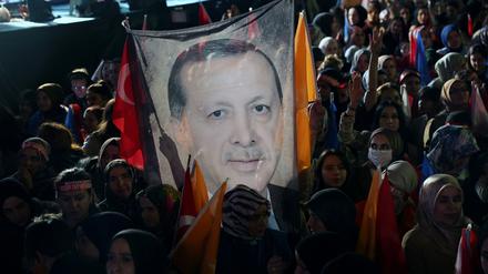 Anhänger von Präsident Erdogan versammeln sich vor dem Hauptquartier der Regierungspartei AKP. 