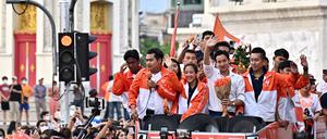 Siegesparade durch Bangkok: Pita Limjaroenra (42) von der Move-Forward-Partei soll Thailands neuer Premierminister werden.