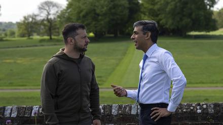 Wolodymyr Selenskyj (l), Präsident der Ukraine, und Rishi Sunak, Premierminister von Großbritannien, sprechen während einer Pressekonferenz im Garten in Chequers, dem Landhaus des amtierenden Premierministers des Vereinigten Königreichs. 