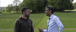 Wolodymyr Selenskyj (l), Präsident der Ukraine, und Rishi Sunak, Premierminister von Großbritannien, sprechen während einer Pressekonferenz im Garten in Chequers, dem Landhaus des amtierenden Premierministers des Vereinigten Königreichs. 