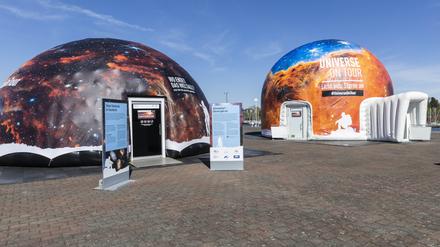 Das mobile Planetarium macht mit der Show „Universe on Tour – Licht aus! Sterne an!” in Potsdam Station.