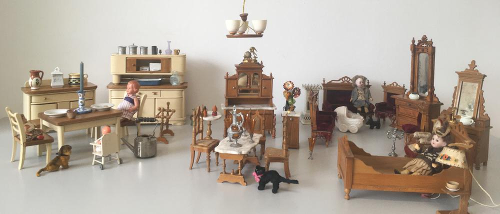 Über 100 Jahre alte Puppenstube, die bei Oxfam Potsdam abgegeben wurde. 
