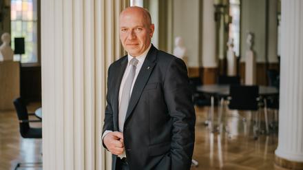 Kai Wegner ist seit dem 27. April 2023 Regierender Bürgermeister von Berlin. Seit November 2021 ist Wegner Mitglied des Abgeordnetenhauses von Berlin und war dort von 2021 bis 2023 Fraktionsvorsitzender der CDU Berlin und als solcher Oppositionsführer.