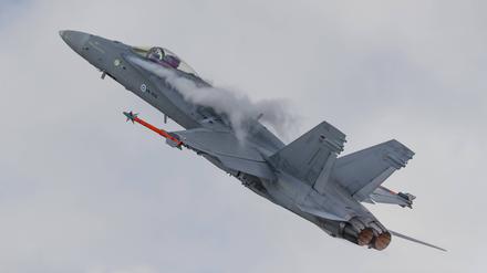 Eine F/A-18C Hornet der finnischen Luftwaffe fliegt in Großbritannien (Symbolbild).