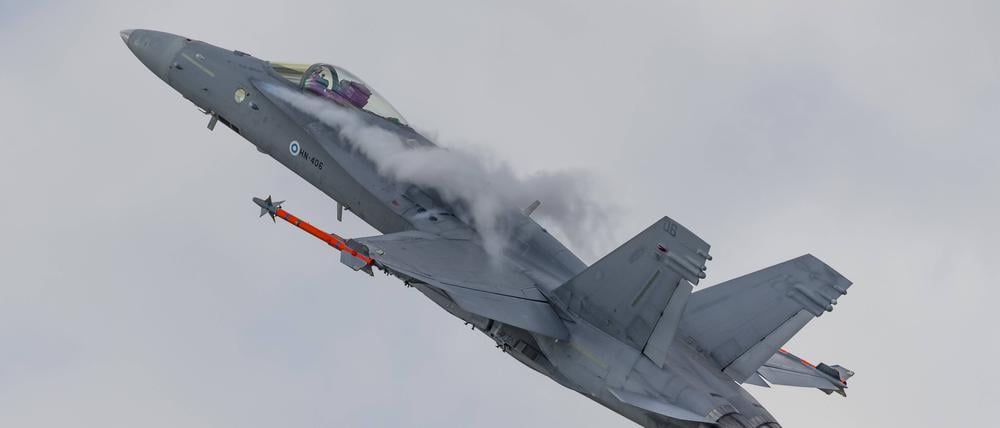 Eine F/A-18C Hornet der finnischen Luftwaffe fliegt in Großbritannien (Symbolbild).