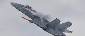 Eine F/A-18C Hornet der finnischen Luftwaffe fliegt in Großbritannien (Symbolbild).