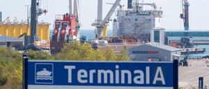 Ein Schild mit einem Schiff-Symbol und der Aufschrift „Terminal A“ steht am Hafen Mukran. 