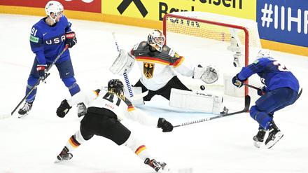 Matt Coronato (r.) aus den USA erzielt gegen Torhüter Mathias Niederberger aus Deutschland den Siegtreffer zum 2:3.