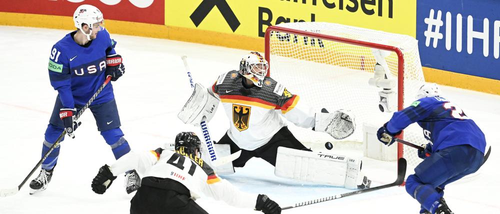 Matt Coronato (r.) aus den USA erzielt gegen Torhüter Mathias Niederberger aus Deutschland den Siegtreffer zum 2:3.