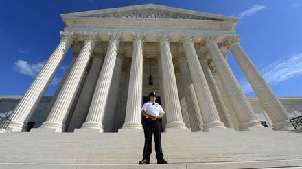 Ein Wachmann vor dem Supreme Court Building in Washington. 