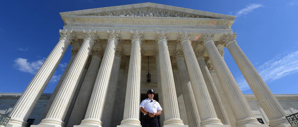 Ein Wachmann vor dem Supreme Court Building in Washington.