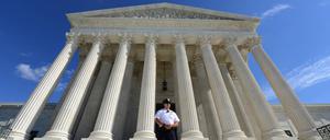Ein Wachmann vor dem Supreme Court in Washington.