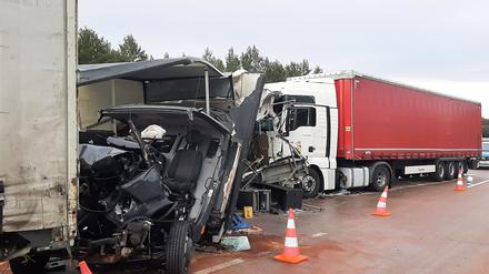 Die Unfallstelle auf der Autobahn 12 bei Storkow.