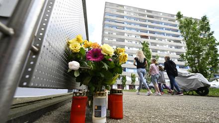 Bürger haben zum Gedenken an die Opfer der Explosion in einem Hochhaus am Tatort Kerzen und Blumen niedergelegt.