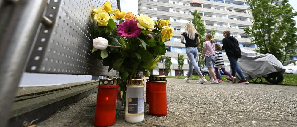 Bürger haben zum Gedenken an die Opfer der Explosion in einem Hochhaus am Tatort Kerzen und Blumen niedergelegt.