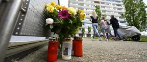 Bürger haben zum Gedenken an die Opfer der Explosion in einem Hochhaus am Tatort Kerzen und Blumen niedergelegt.