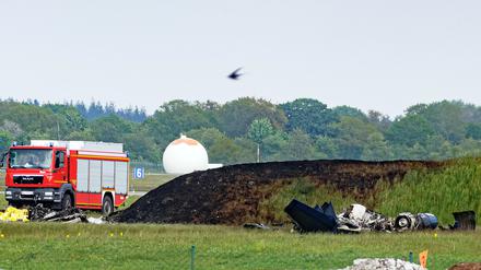 Trümmerteile liegen an einer Absturzstelle auf dem Luftwaffenstützpunkt Hohn.