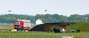 Trümmerteile liegen an einer Absturzstelle auf dem Luftwaffenstützpunkt Hohn.
