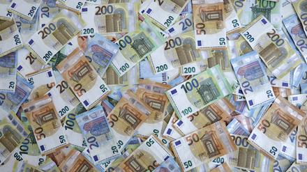Das Geld haben die Verdächtigen in bar abgeholt.