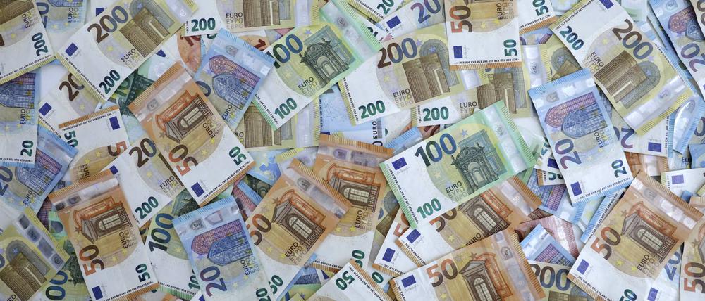 Das Geld haben die Verdächtigen in bar abgeholt.