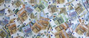 Das Geld haben die Verdächtigen in bar abgeholt.