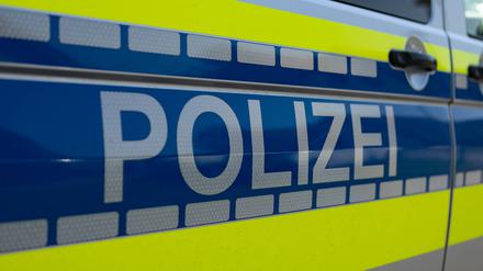 Ein Streifenwagen der Polizei mit Schriftzug (Archivbild).