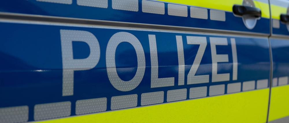 Ein Streifenwagen der Polizei mit Schriftzug (Archivbild).