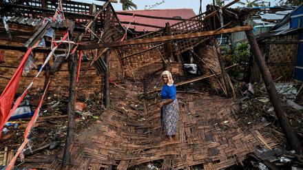 Eine Frau der Rohingya in ihrer zerstörten Unterkunft im Flüchtlingslager in Sittwe.