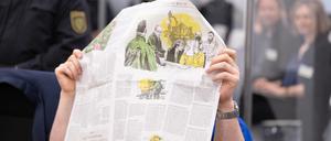 Ein Angeklagter im Prozess um den Juwelenraub im Grünen Gewölbe sitzt bei der Fortsetzung des Prozess im Verhandlungssaal im Landgericht auf seinem Platz. 