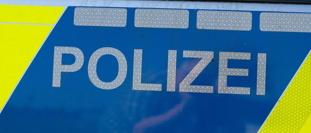 Ein Einsatzfahrzeug, Streifenwagen, der Polizei mit Schriftzug.
