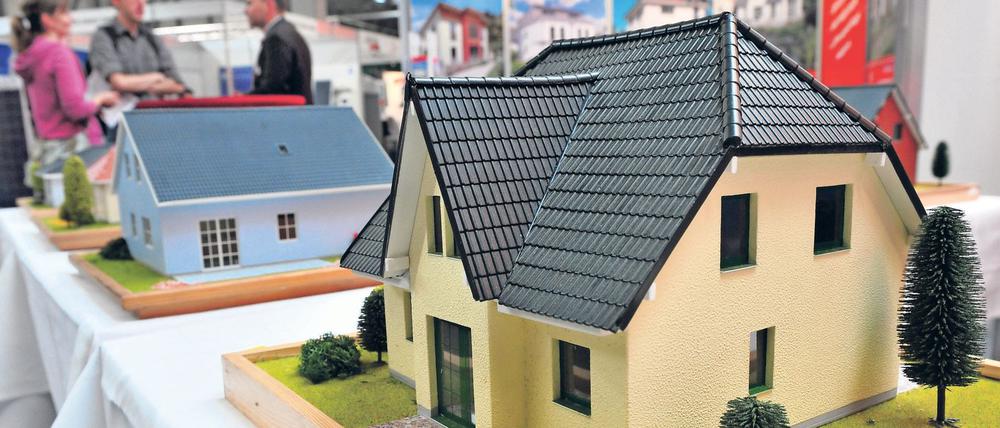 Sich bei der Immobilienfinanzierung beraten zu lassen und genau zu rechnen halten Fachleute für das A und O.