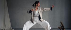 Lingji Wudong lehrt bei My Inner Health die Meditations- und Bewegungstechnik Qigong. 