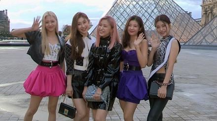 Smilies in Paris: Die koreanische Girlgroup Itzy vor dem Louvre.