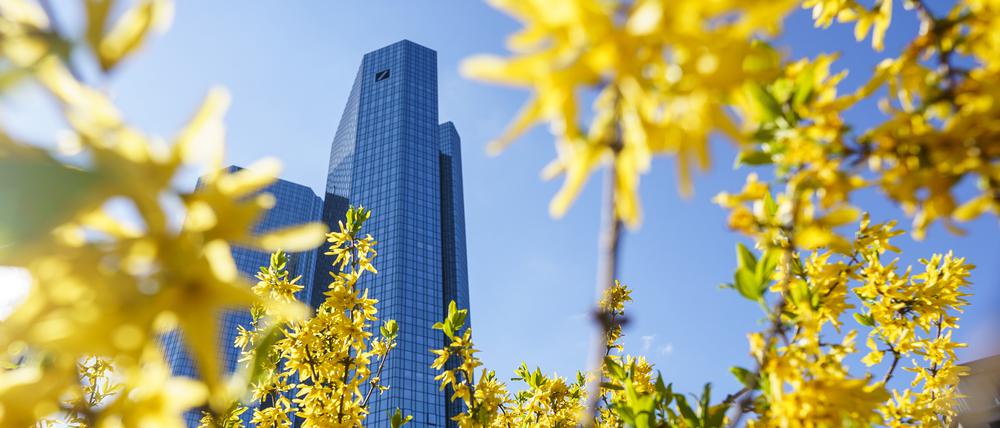 Geldinstitute wie die Deutsche Bank sehen Nachhaltigkeit als wichtigen Wachstumsbereich. Sie finanzieren gleichzeitig weiterhin fossile Projekte.