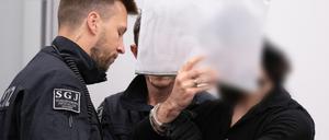 Ein Angeklagter (r) im Prozess um den Juwelenraub im Grünen Gewölbe wird bei der Fortsetzung des Prozesses in den Verhandlungssaal im Landgericht geführt.