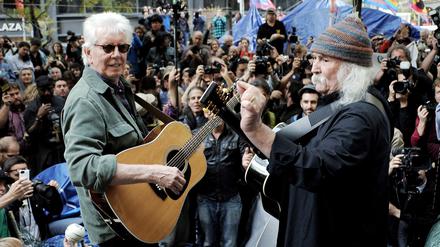 Nash (links) und Crosby bei einem kleinen Konzert 2011 im Zuccotti Park an der Occupy Wall Street.