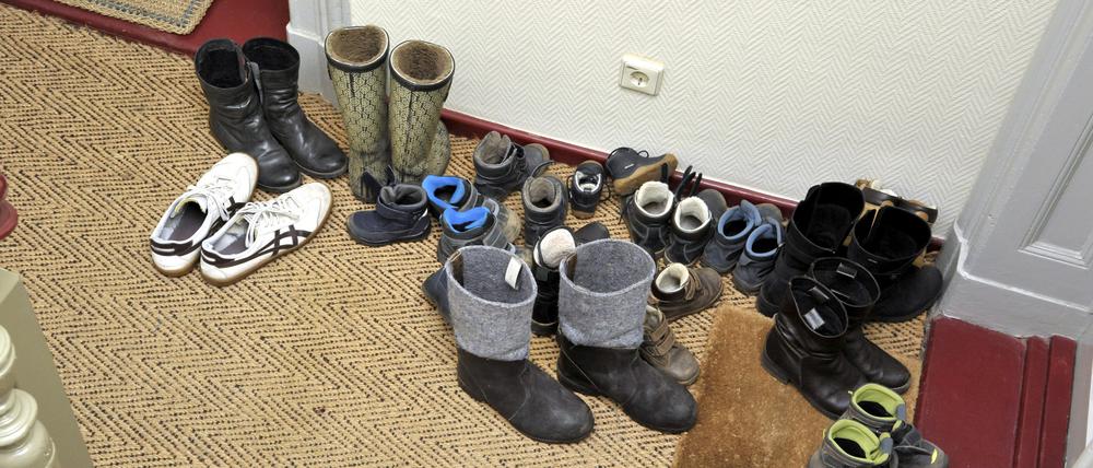 Schuhe im Hausflur – Gibt es Möglichkeiten, dem Nachbarn das Schuhlager zu verbieten?