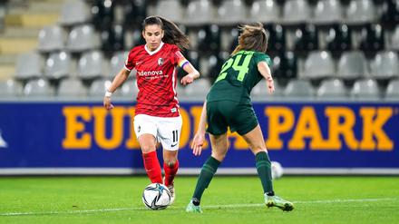 Hasret Kayikci (links) ist schon oft mit dem SC Freiburg auf Wolfsburg getroffen im Pokal. Zuletzt im Finale vor vier Jahren.