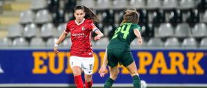 Hasret Kayikci (links) ist schon oft mit dem SC Freiburg auf Wolfsburg getroffen im Pokal. Zuletzt im Finale vor vier Jahren.