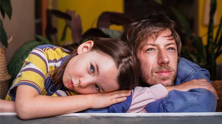 Metin (Max Mauff) und Lene (Pola Friedrichs) müssen ohne Emma zurechtkommen. 
