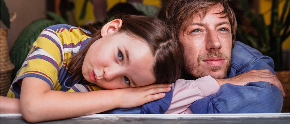 Metin (Max Mauff) und Lene (Pola Friedrichs) müssen ohne Emma zurechtkommen. 