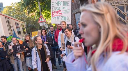 Ein Protest von Psychotherapeuten in Ausbildung Protest vor der Charité in Berlin.