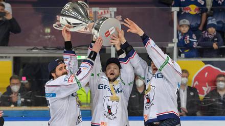 2022 gewann Frank Hördler (Mitte) seinen neunten Titel mit den Eisbären.