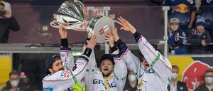 2022 gewann Frank Hördler (Mitte) seinen neunten Titel mit den Eisbären.