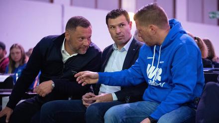 Im Prinzip einig. Pal Dardai (l.) und Andreas „Zecke“ Neuendort (mit Sportdirektor Benjamin Weber in ihrer Mitte) haben sich zuletzt sehr kritisch über die eigene Mannschaft gehäußert.